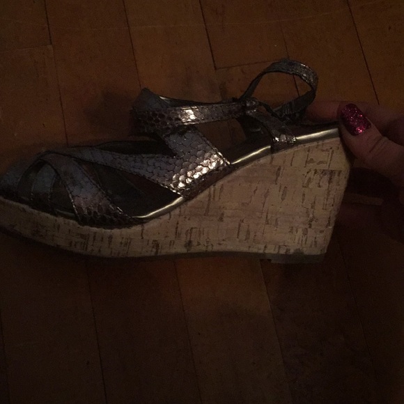 Kelly and Katie Wedges/platforms - Picture 3 of 8